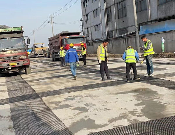 槐荫老材料的新故事：玻璃纤维土工格栅如何在‘白改黑’浪潮中重获新生？
